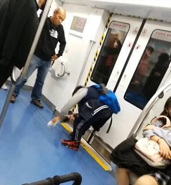  「地上」“超有家教男童”因不小心把饮料弄到地上，之后的一个小举动走红
