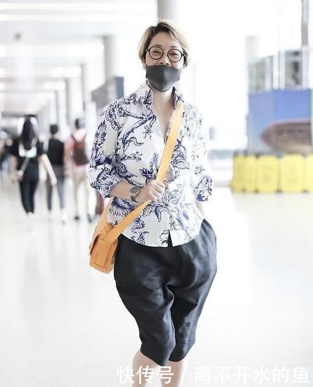 「显腿短」毛阿敏罕见现身机场,穿陶瓷衬衫配五分裤亮相,57岁素颜也不见老