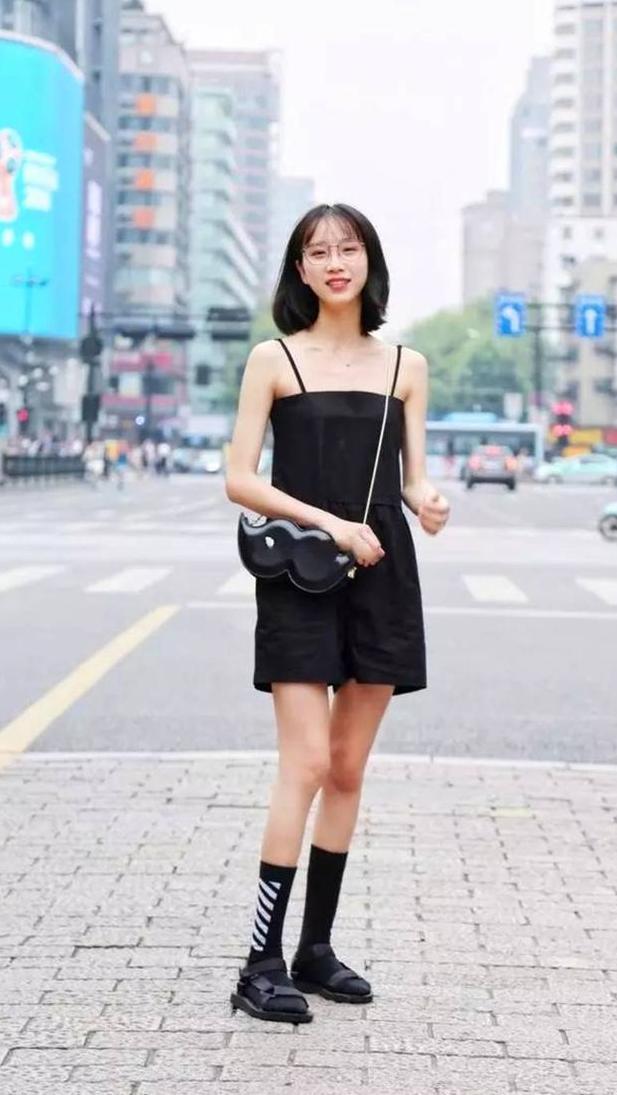 婉约别致的美女穿包臀裙优雅中带点甜美感，显出纤细小蛮腰！