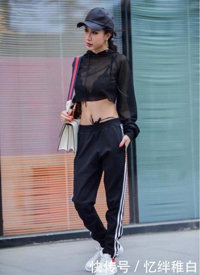 「 女人」丰腴有致，独特风韵，女人味十足，街拍：明眸皓齿可爱至极