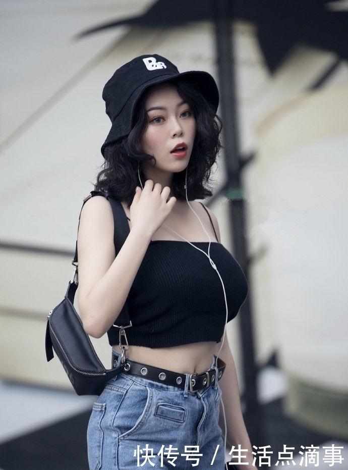  尽显：街拍：细肌嫩肤的小美女，身穿白色背心配短裙，尽显窈窕好身材