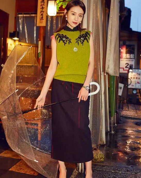 她曾被陈坤苦苦追求，却选择和“丑男”交往，穿搭时尚有气质！