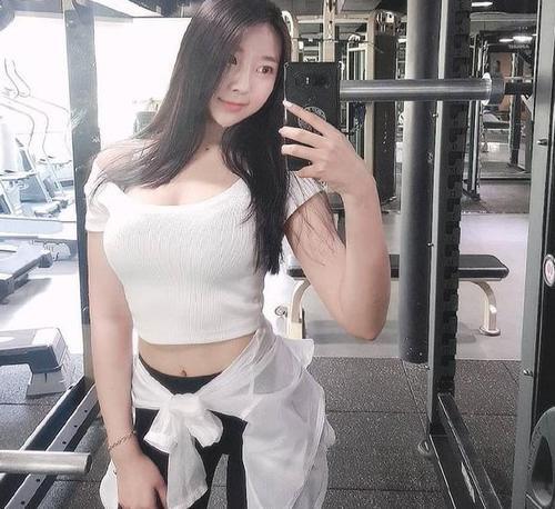 曼妙动人的紧身打底裤小姐姐丰盈的身材，让人赏心悦目！