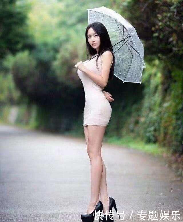 街拍：拯救腿控的牛仔裤美女，这腿光滑的像在发光