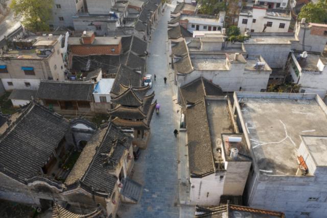 中国最“广阔”的古镇,不要门票横跨三地,买个菜要去其他省