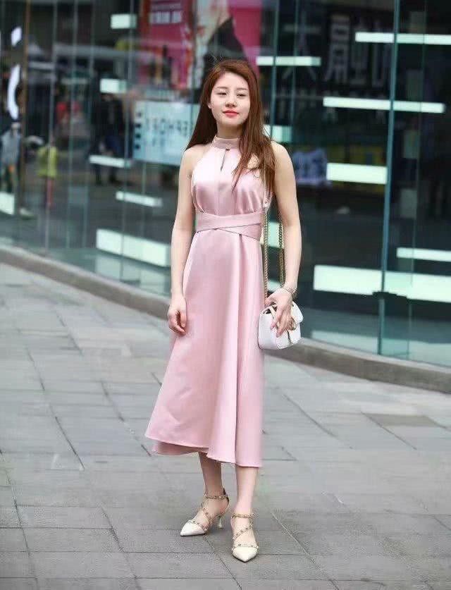 街拍：休闲青春范的小姐姐，给人很甜美纯洁的感觉！