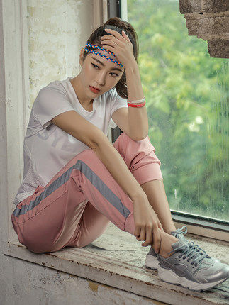 今年流行穿瑜伽套装，尽显青春活力，秀出曼妙S曲线