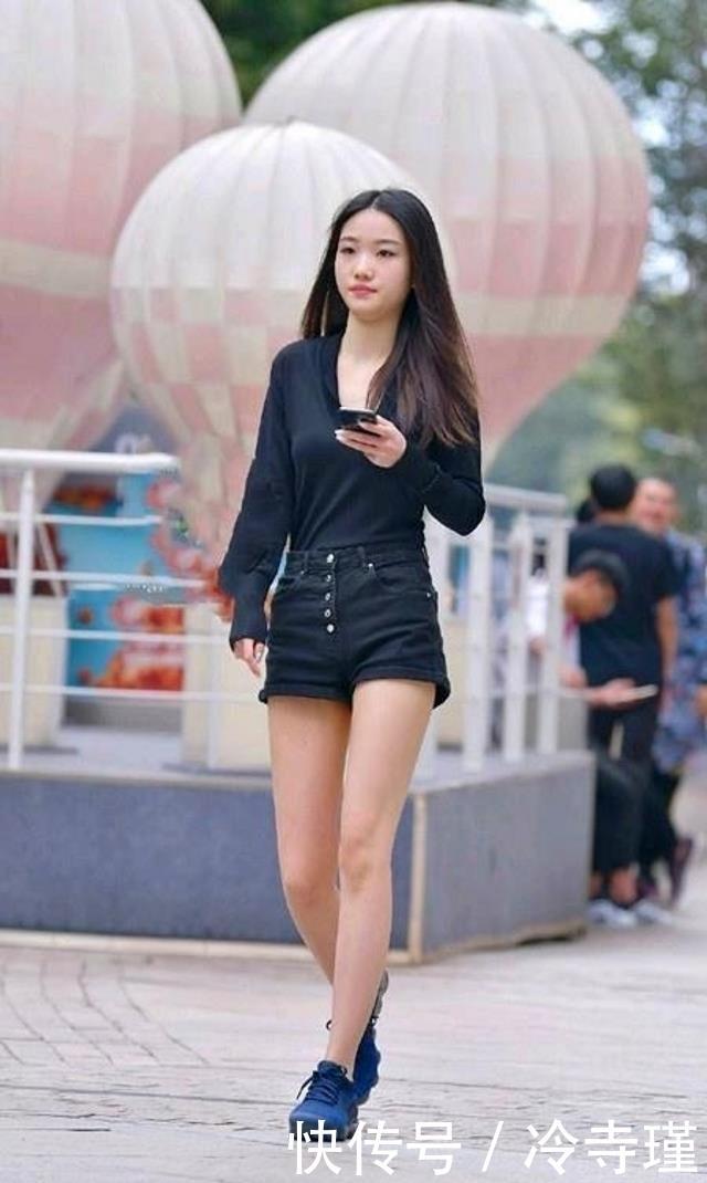  韵味■路人街拍，姑娘靓丽动人，牛仔裤搭配白色短袖，韵味十足