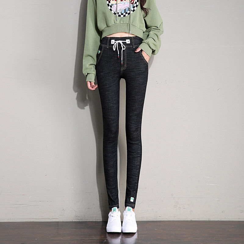 女人再漂亮，早秋也不要穿裙子了，这休闲的牛仔裤，青春有活力