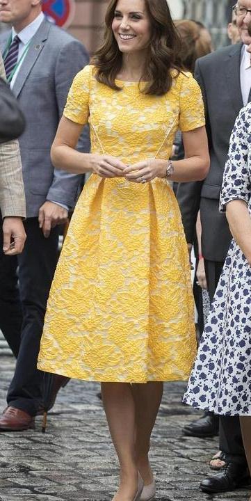 175cm凯特王妃遇见170cm的梅根, 同穿黄色长裙, 网友: 反差很大!