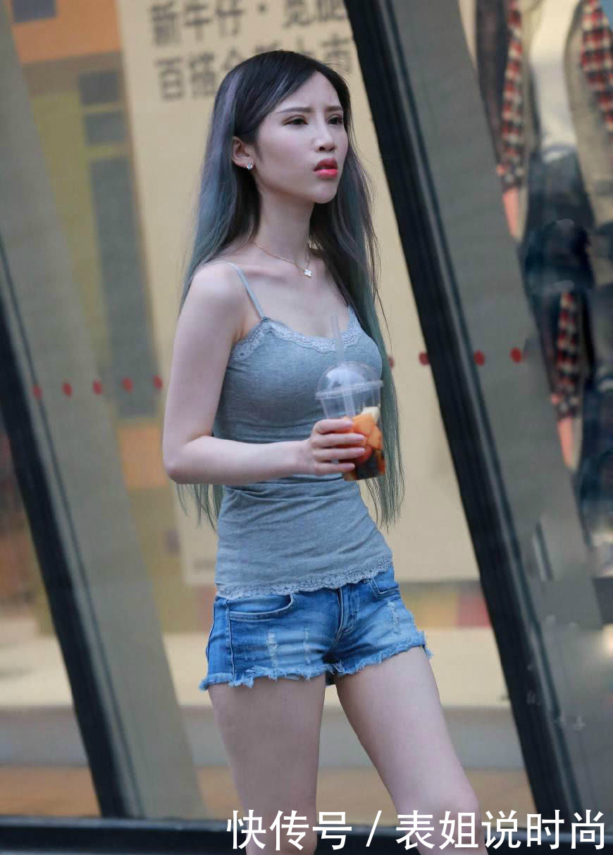 街拍，小姐姐这迷人穿着，真讨人喜欢呀