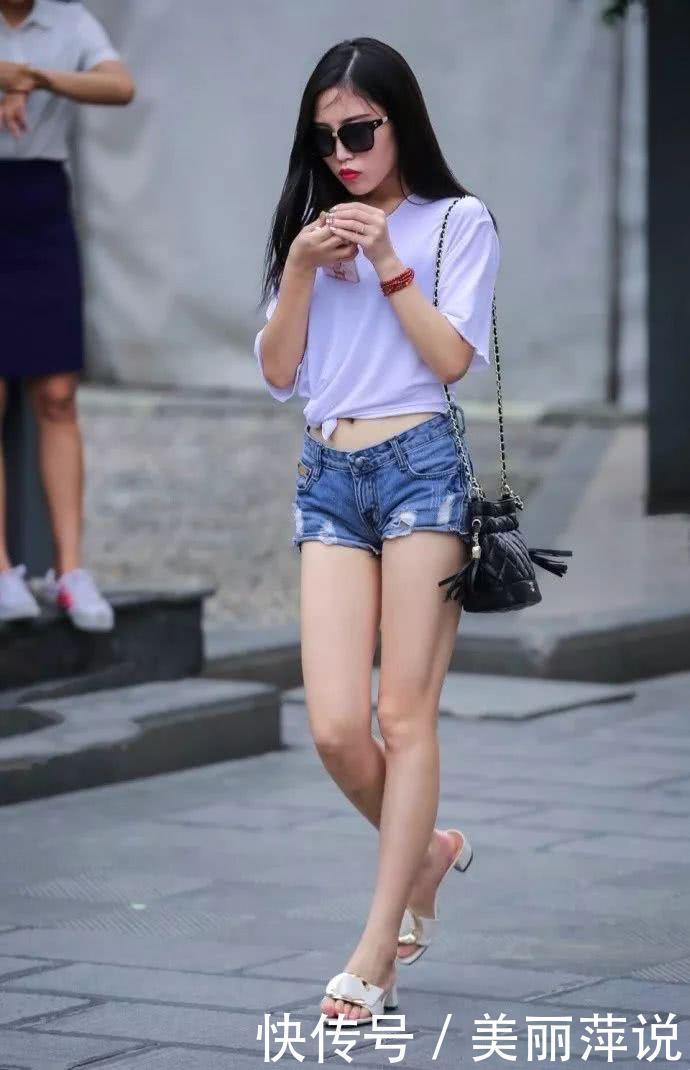  [性感]美女街拍身材苗条，大长腿穿牛仔短裤的长发性感美女