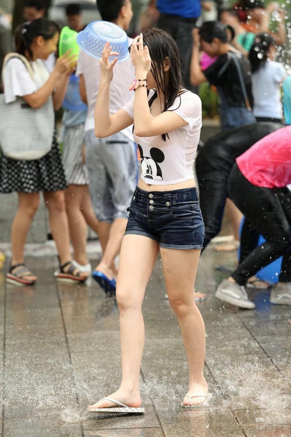 街拍泼水节湿透的大胸美腿少女