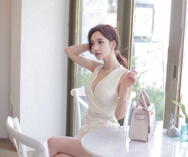 轻盈修身的紧身裙美女，简单靓丽有气质