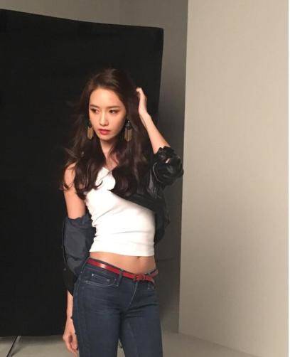 林允儿获得年度最佳上镜奖，一身黑色连衣裙，全身散发着女神气质