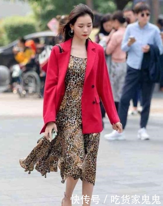 「漂亮」街拍:双目澄澈的小姐姐,一件黑色的连衣裙,魅力大方漂亮迷人