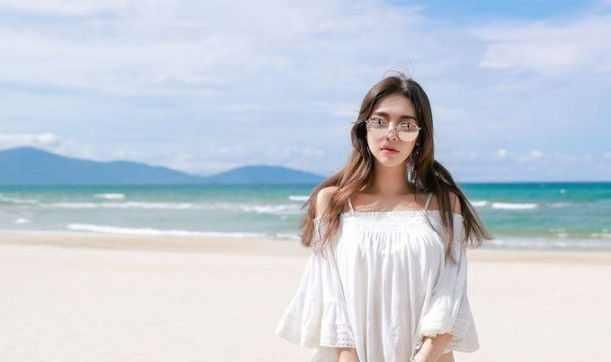 比基尼泳衣小姐姐，很好的展现出好身材，瞬间化身时尚达人