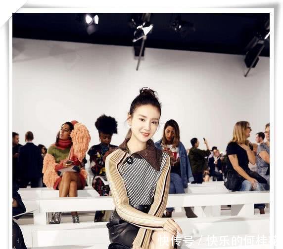 董洁也太瘦了，这么窄的裙子都能硬塞进去，但大腿间距宽得好尴尬