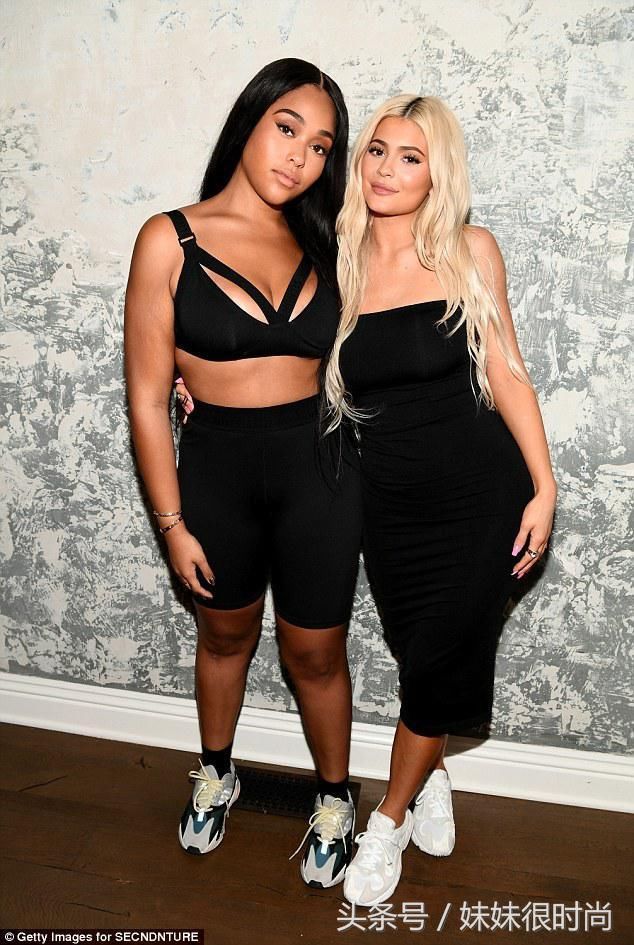 凯莉詹娜身材碾压姐妹却输给闺蜜，穿着一件超级贴身的黑色裙装！