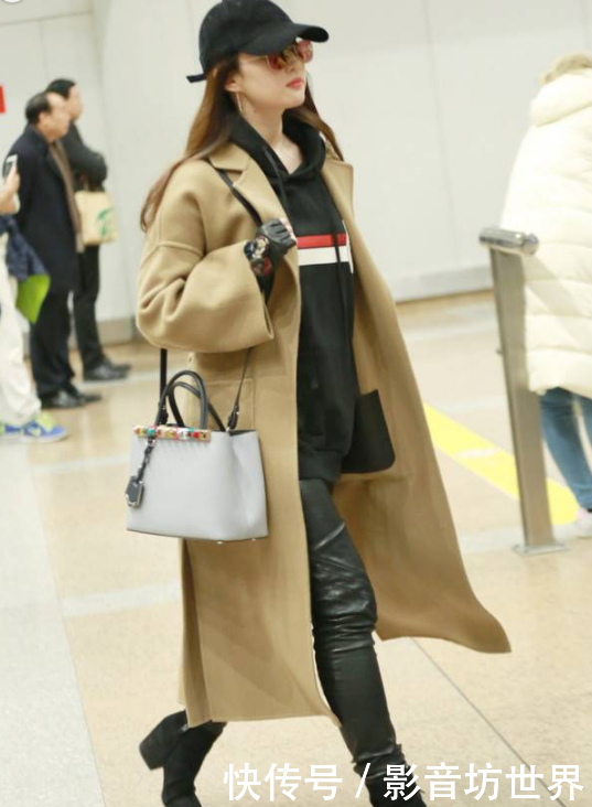 刘亦菲继承邓紫棋皮裤，1米7穿成矮胖墩，天仙颜也扛不住皮裤！