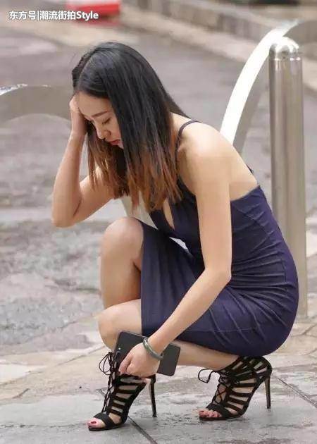 街拍都市辣妈穿上紧身包臀裙，由内而外散发女人味！