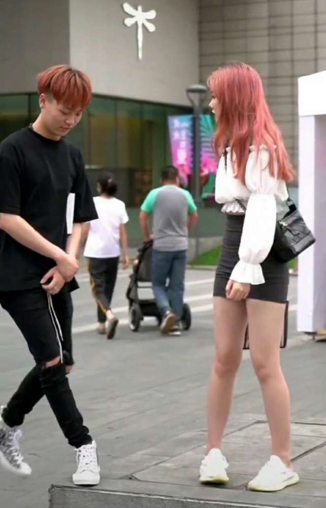  #拼命#妹子身材太好了吧，我们拼命都挤不进的裙子，她穿全是皱纹！