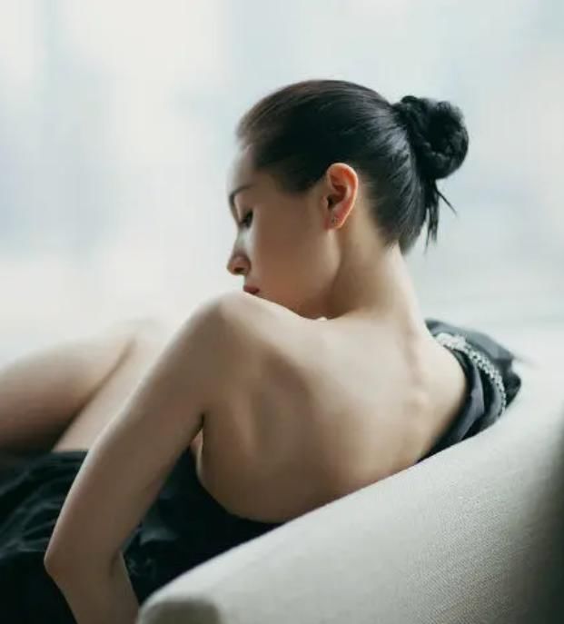 王子文的头型比刘亦菲还优越!圆头高颅顶,是头