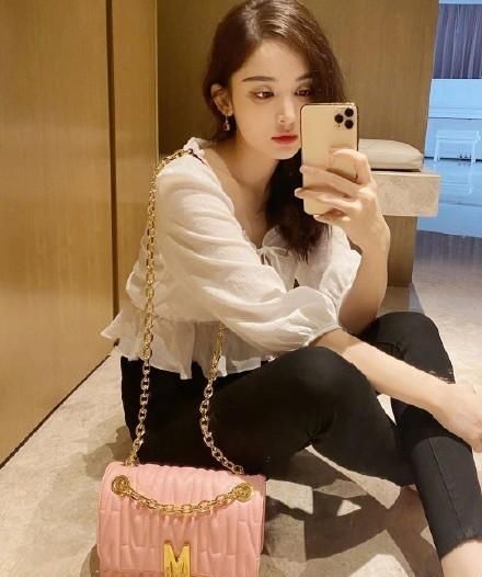  「蝴蝶结」娜扎嫌衣服领口太大，用“绳子”绑个蝴蝶结，就不怕麻烦？
