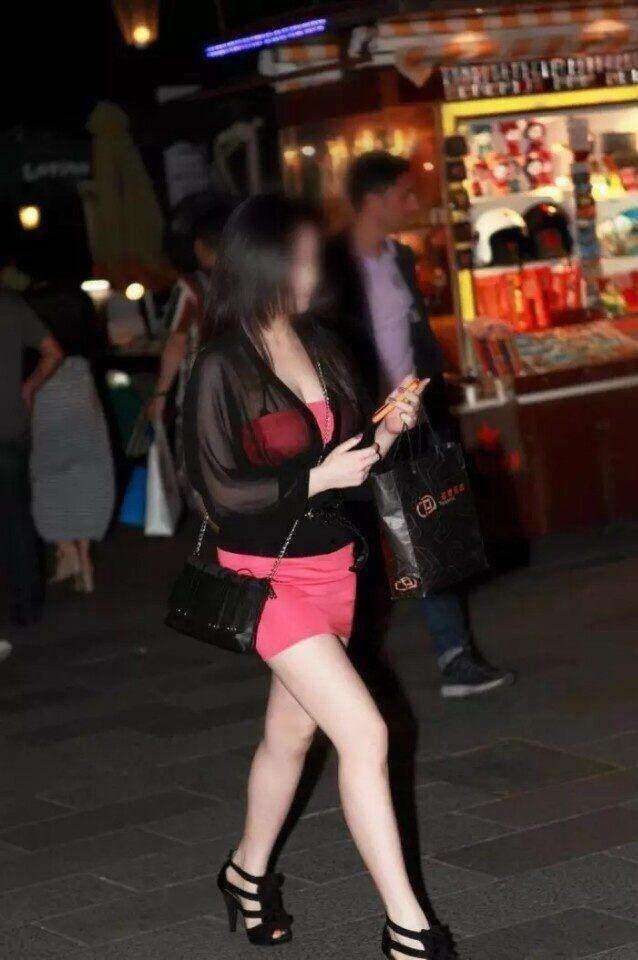 路人街拍, 这样足够明显了吧