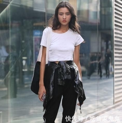 搭配:街拍腰若约素的小姐姐,一件蕾丝上衣配黑色短裙,时尚女神气质