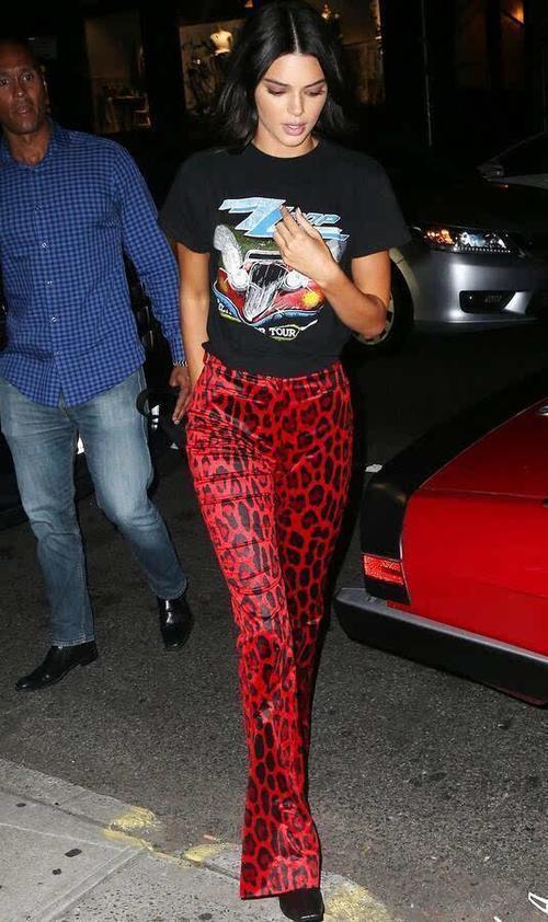 超模肯达尔詹娜纽约街头优雅拍照,她身上有一种古典的气质