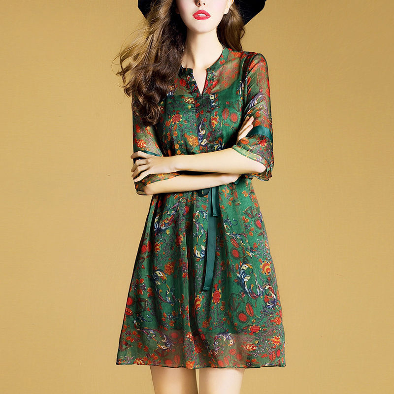 脸红了?女人丰满点就是好看，瞧这女人穿的，不娇不媚，太销魂了