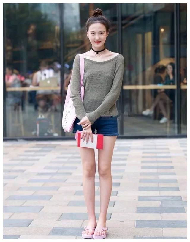 街拍：图1黑色超短裤，图2低胸连衣裙，图3身材丰满韵味十足！