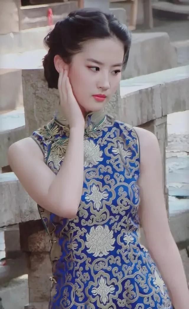 『 复古』穿蓝金旗袍复古典雅，网友：黄金腰臀比，16岁的刘亦菲太绝色