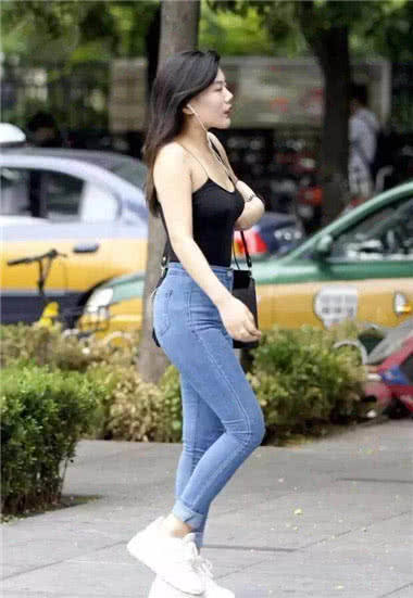 清爽的小姐姐，紧身牛仔裤勾勒丰腴阔达的线条，厚厚的很可爱