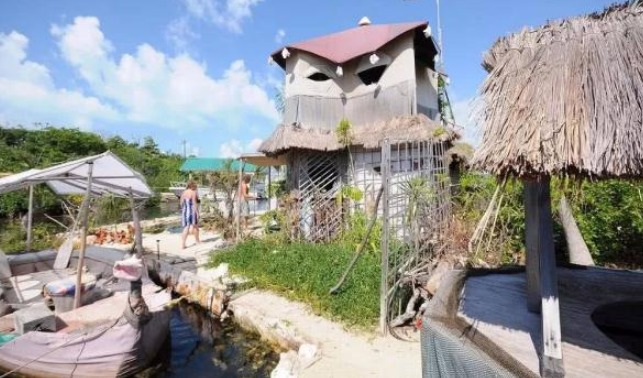 英国大叔用空瓶子建小岛，有房有树还有无线网，生活无比惬意