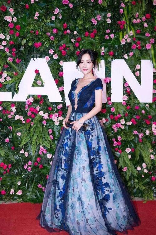 李小璐在穿衣方面十分大胆,成熟女人韵味十足,犹如仙女真是很美