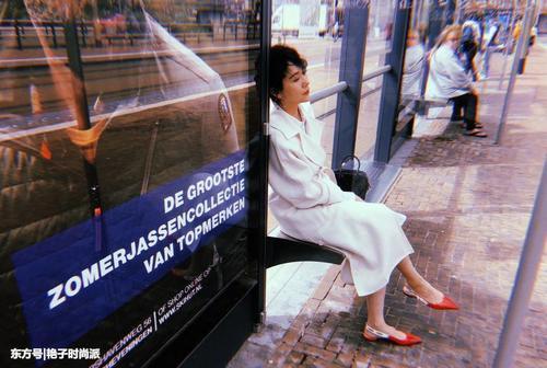 40岁海清真会保养，超短裤秀美腿，网友：真细，裤腿能塞两条腿