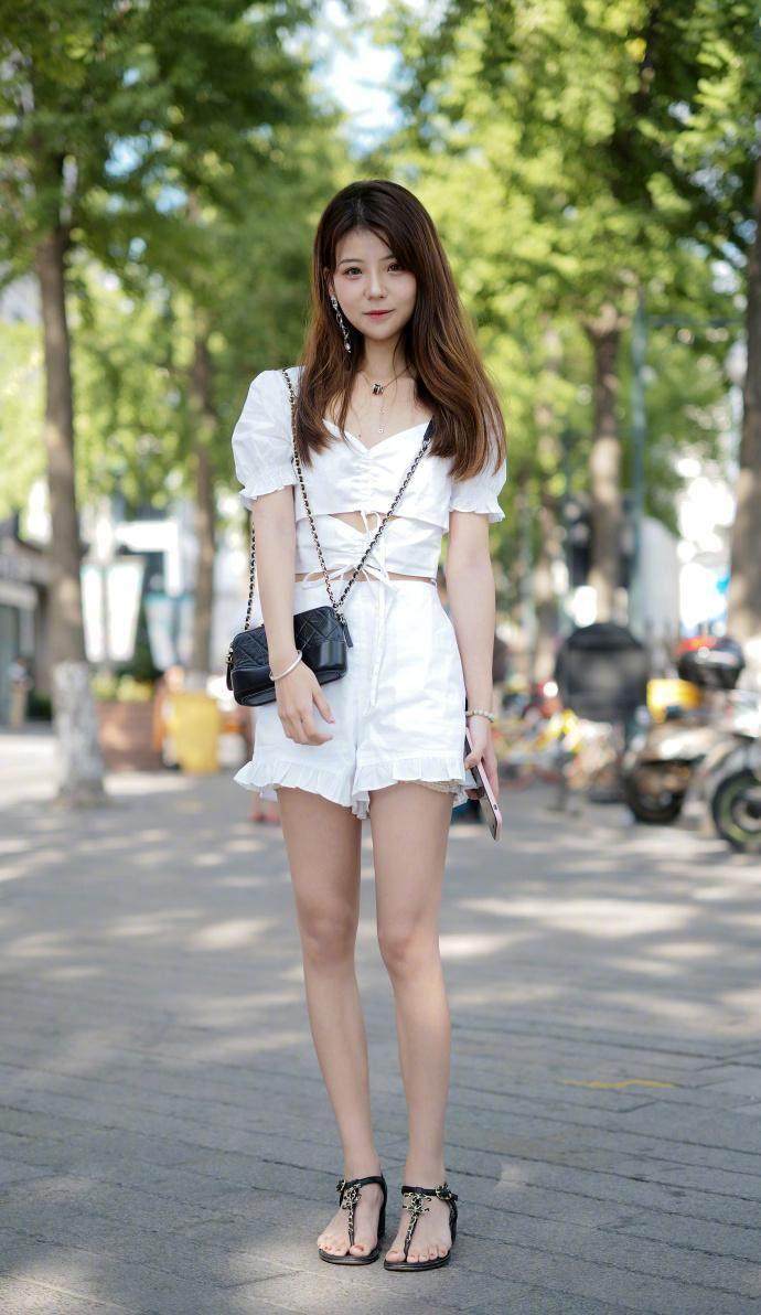 街拍：美女的S型身材完美的展现,小姐姐再热也能有好心情