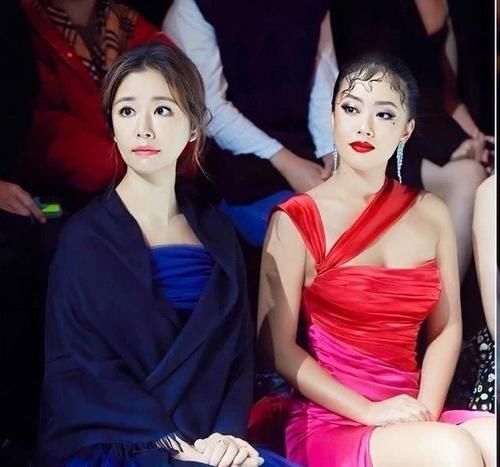  #同龄人#李小冉哪像李沁妈？与90后同框cp感超足，优越美貌彰显不俗年轻态