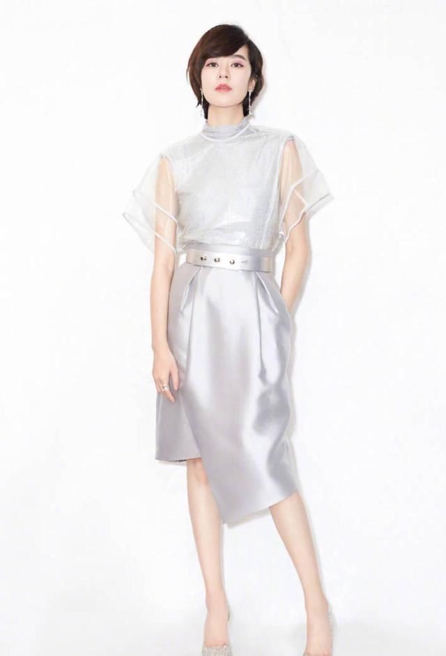 郁可唯身穿银色,让人离不开眼,怎一个美就行!