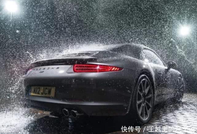 高速公路上突然遇到大暴雨，老司机提醒：记住这4条“保命法则”