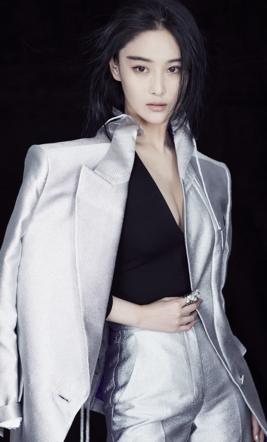 张馨予真厉害，皮裤还能穿的如此高级，网友：“军嫂”范十足