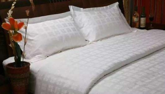 酒店发现这种东西,就应当及时和前台反应换房,否则吃亏的是你