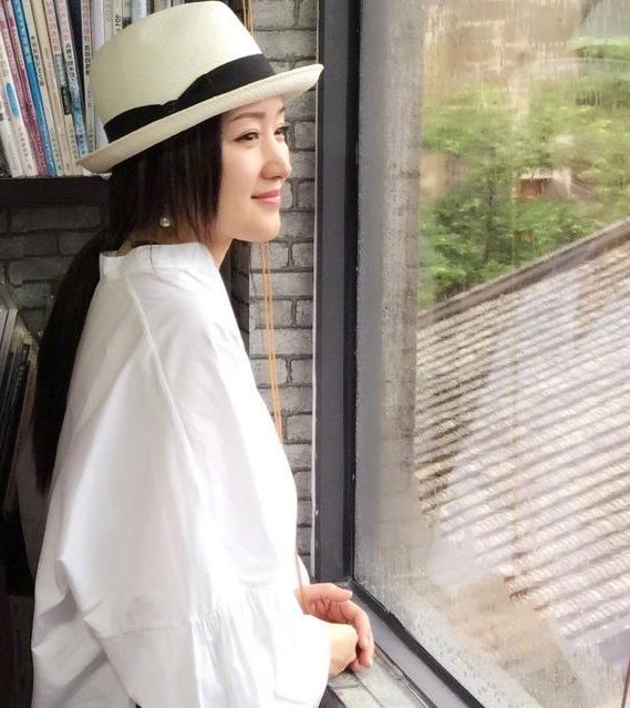 杨钰莹为扮嫩,46岁活生生穿成16,然而脚上鞋子却暴露了一切