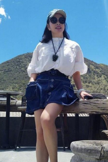 刘晓庆“够狠”，63岁还敢这样穿，网友：这身段只有20多岁吧