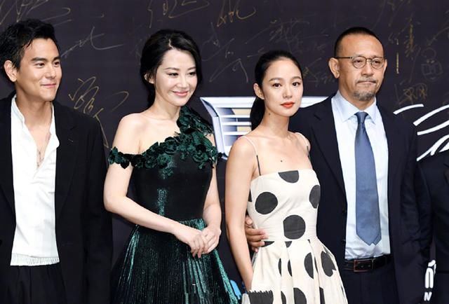 39岁周韵又现身秒杀网友了，简洁风穿出高级美，姜文真的好眼光！