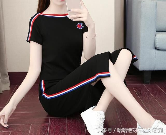 矮个子女生不一定非要穿高跟鞋才行，穿这种洋气套装，照样显高