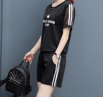 连衣裙已经过时了！现流行下面的运动套装，40岁女人穿也很白嫩