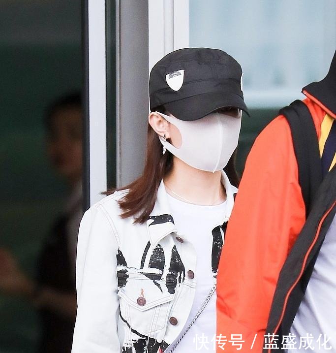 赵丽颖怀孕传言后再现身, 刻意穿紧身衣 肚子真是一目了然